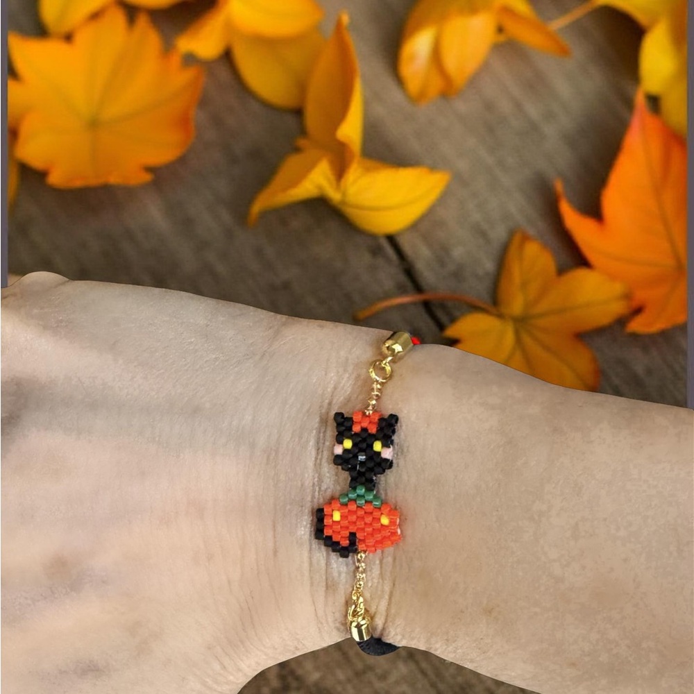 Hand crafted Beaded Black Halloween Cat Adjustable Cord Bracelet Gold Accents - Picture 3 of 7